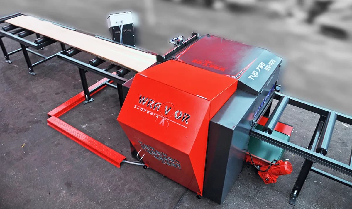 Wravor Type 750 20-100 single-arbor edger with red hood and roller tables outdoors