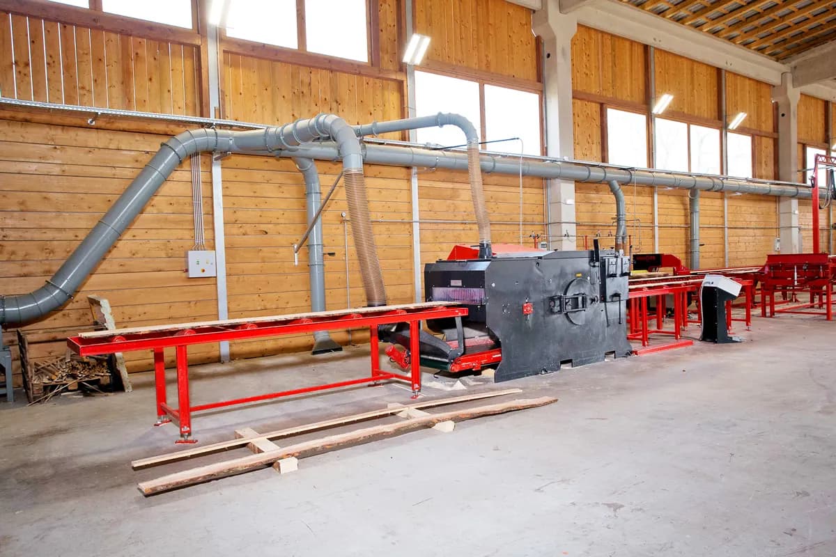 Wravor Type 750 20-160 edger installed in a timber-clad hall with dust extraction