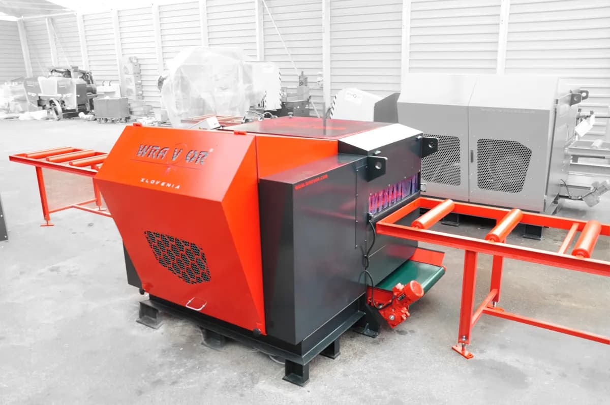Wravor Type 750 40-200 double-arbor edger between roller tables in a workshop