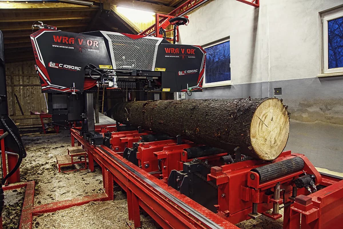 Wravor WRC 1050 AC headrig, Performance version, with a spruce log on the carriage in a timber shed