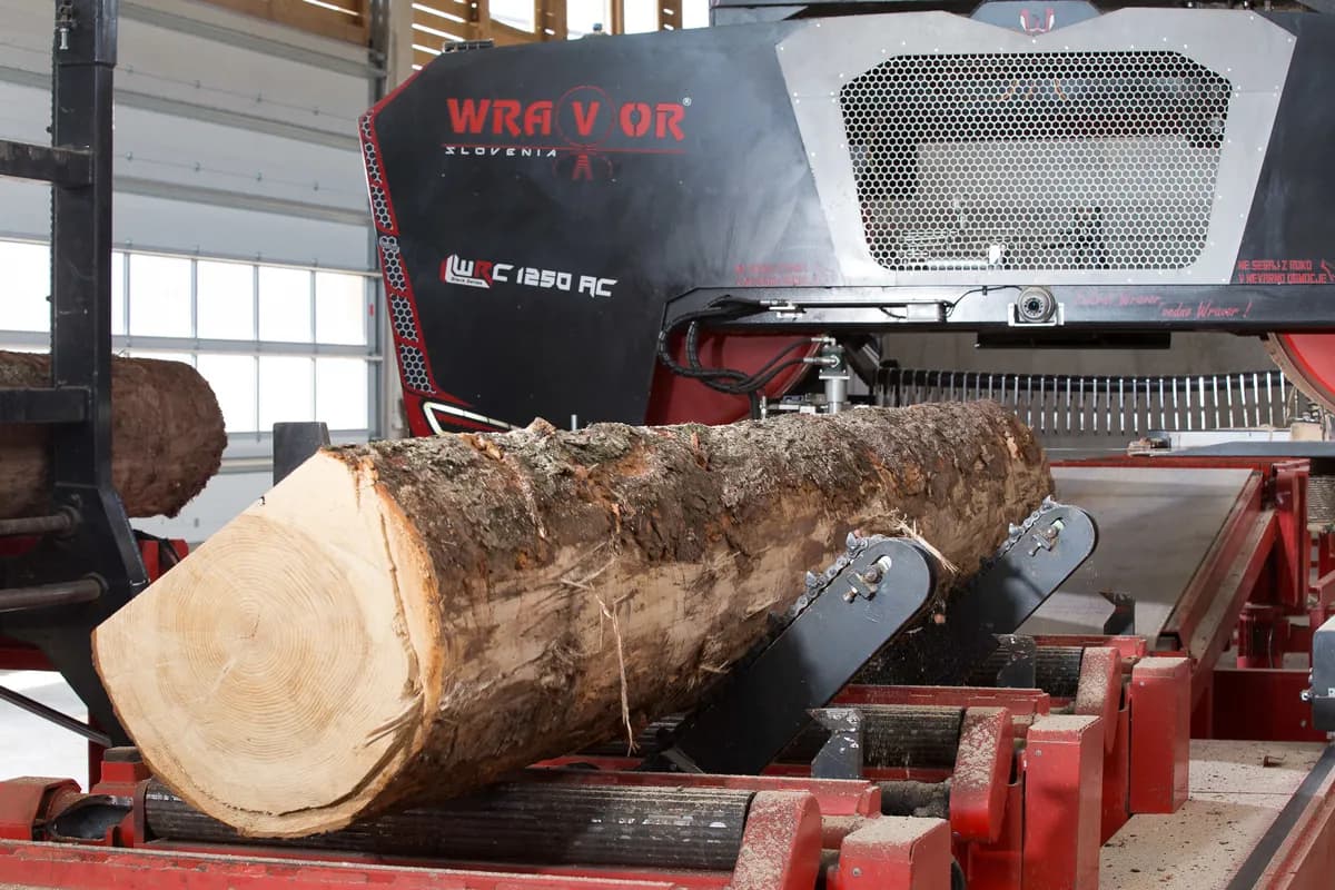 Spruce log on the carriage of a Wravor WRC 1250 AC headrig