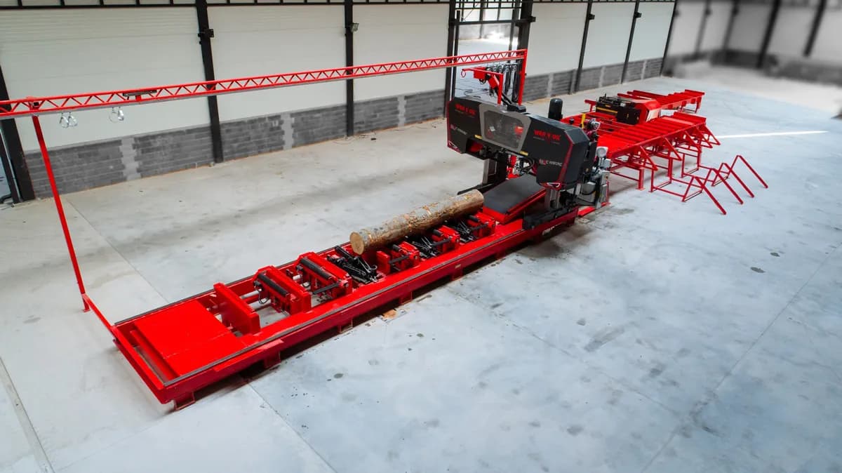 Wravor WRC band headrig with log carriage and outfeed conveyors in an empty production hall
