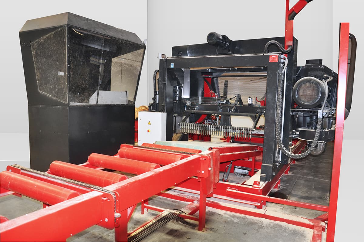 Wravor WRC 1550 AC headrig with its separate operator cabin and red roller table